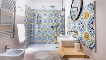 Doccia, asciugacapelli, bidet, asciugamani