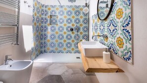 Douche, sèche-cheveux, bidet