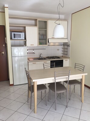 Frigorifero, microonde, forno, piano cottura