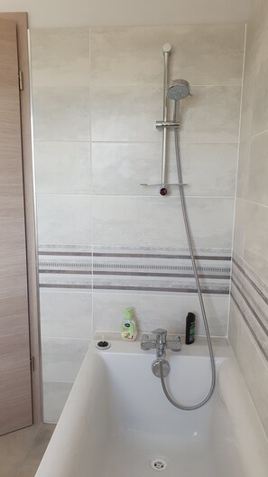 Sèche-cheveux, serviettes fournies