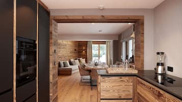 Deluxe Apartment | Private kitchen | Full-sized fridge, oven, stovetop, dishwasher