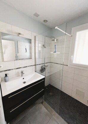 Dusche, Haartrockner, Handtücher, Seife