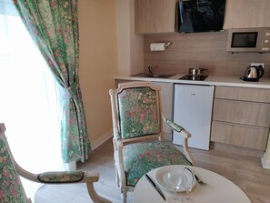 Réfrigérateur, micro-ondes, plaque de cuisson, cafetière/bouilloire