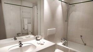 Moderni kylpyhuone, jossa on pesuallas, wc ja suihku.