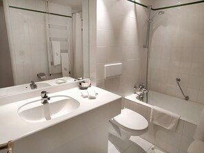 Baignoire, sèche-cheveux, bidet, serviettes fournies