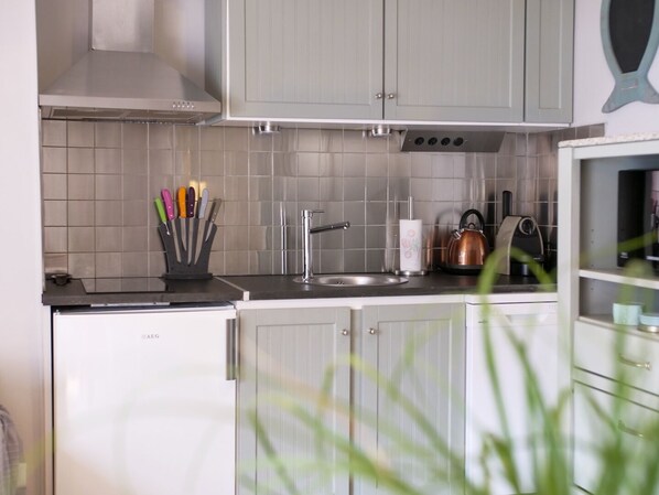 Geladeira, micro-ondas, cooktop, lava-louças
