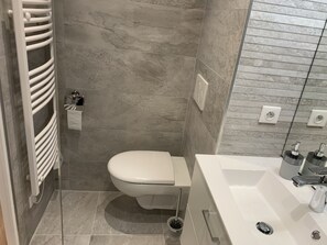 Douche, sèche-cheveux, serviettes fournies, savon