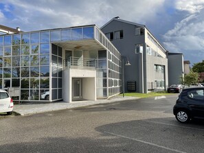 Exterior - Very attractive, fully-furnished, luxury T2 apartment 5 minutes' walk from the center. (Divonne-les-Bains)