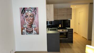 Fridge, oven, stovetop, coffee/tea maker