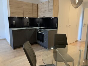 Réfrigérateur, un four, surface de cuisson, cafetière-théière