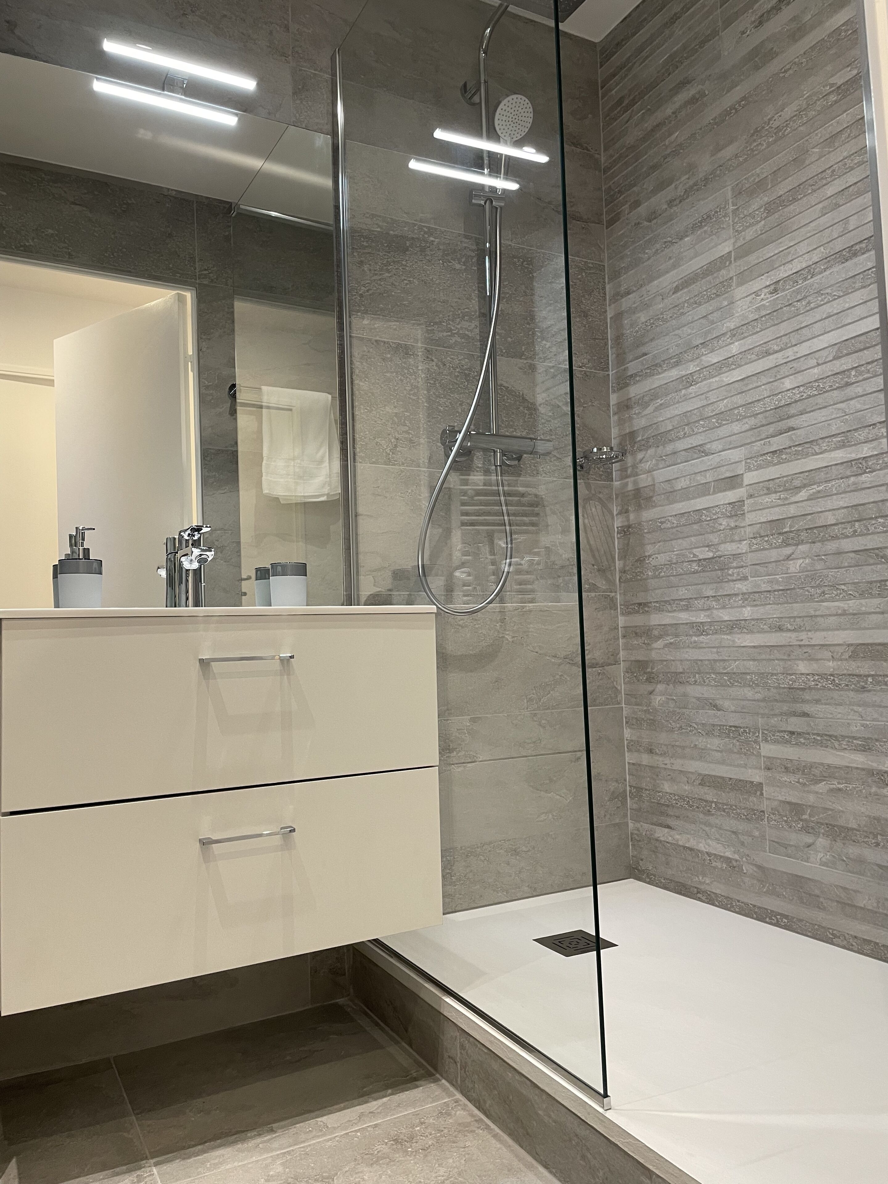 Ducha, secador de pelo, toallas y jabón
