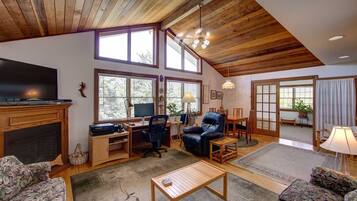 TV, fireplace, DVD player, books