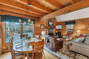 TV, fireplace - CEDAR KNOB - 2 bdrm/2 bath, screened patio, wood fireplace (Townsend)