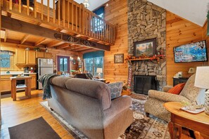 TV, fireplace - CEDAR KNOB - 2 bdrm/2 bath, screened patio, wood fireplace (Townsend)