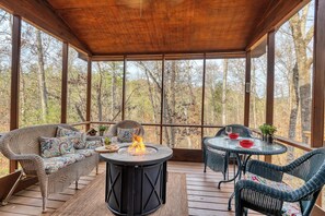 Outdoor dining - CEDAR KNOB - 2 bdrm/2 bath, screened patio, wood fireplace (Townsend)