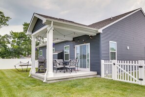 Outdoor dining - Covered Patio, Grill & Hammock: Frankford Home! (Frankford)