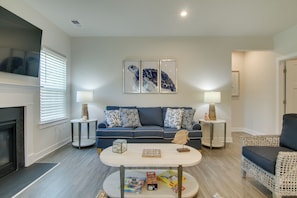 TV, fireplace, Netflix, streaming services - Covered Patio, Grill & Hammock: Frankford Home! (Frankford)
