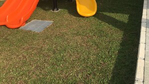 Un parque infantil con toboganes y estructuras para escalar.