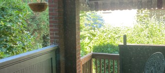 Private 2 Bedroom Apt with bike storage 1 mile to the GAP and C&O Canal / 