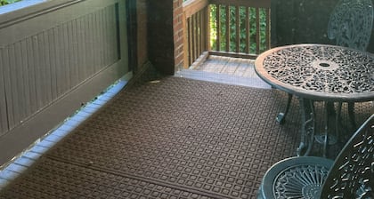 Private 2 Bedroom Apt with bike storage 1 mile to the GAP and C&O Canal /