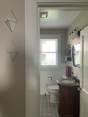 Combined shower/bathtub, hair dryer, towels, soap