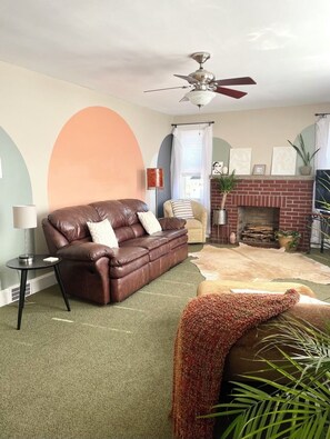 Smart TV, Netflix, Hulu, DVD player - Private 2 Bedroom Apt with bike storage 1 mile to the GAP and C&O Canal /  (Cumberland)