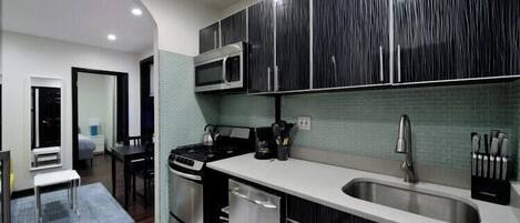 ثلاجة، ميكروويف، فرن، موقد طهي مسطح