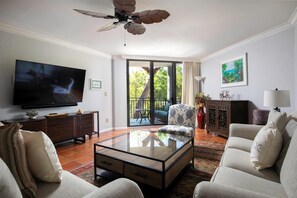 TV, tavolo da ping pong, libri