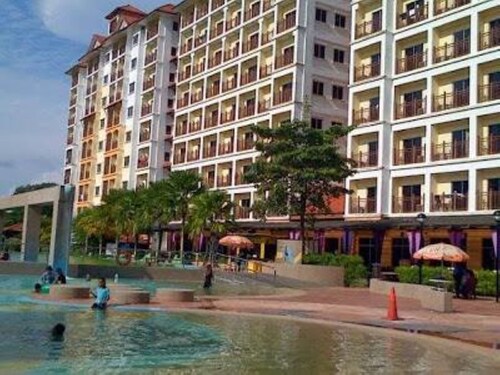 OYO HOME 90301 Suria Service Apartments @ Bukit Merak Laketown Resort