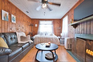 1 bedroom, desk, free WiFi, bed sheets
