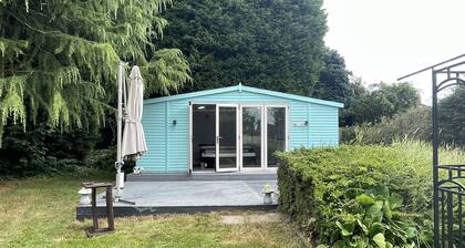 BIG BUNGALOW | SECURED BIG GARDEN | HOT TUB/ JACUZZI