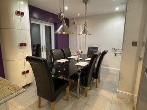 Dining - BIG BUNGALOW | SECURED BIG GARDEN | HOT TUB/ JACUZZI (Hednesford)