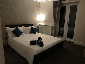 3 bedrooms, free WiFi, bed sheets, wheelchair access - BIG BUNGALOW | SECURED BIG GARDEN | HOT TUB/ JACUZZI (Hednesford)