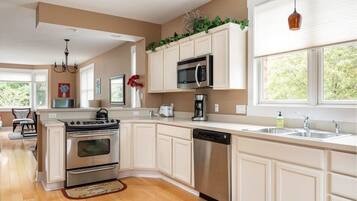 Een koelkast, een microgolfoven, een oven, een kookplaat