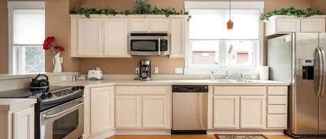 Frigorifero, microonde, forno, piano cottura