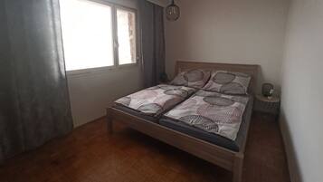 2 soverom, skrivebord, strykejern/-brett og wi-fi (inkludert)