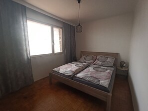 2 Schlafzimmer, Schreibtisch, Bügeleisen/Bügelbrett, kostenloses WLAN