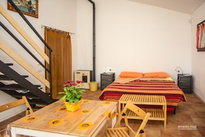 2 bedrooms, desk, free WiFi, bed sheets