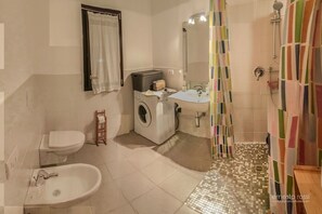 Shower, eco-friendly toiletries, hair dryer, bidet - Cozy stay at Tuscan seaside in luxurious nature (Baratti)