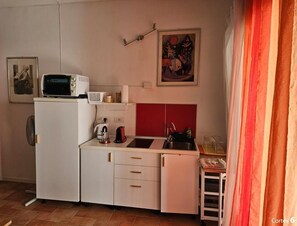 Kjøleskap, ovn, kokeplater og kaffetrakter/tekoker