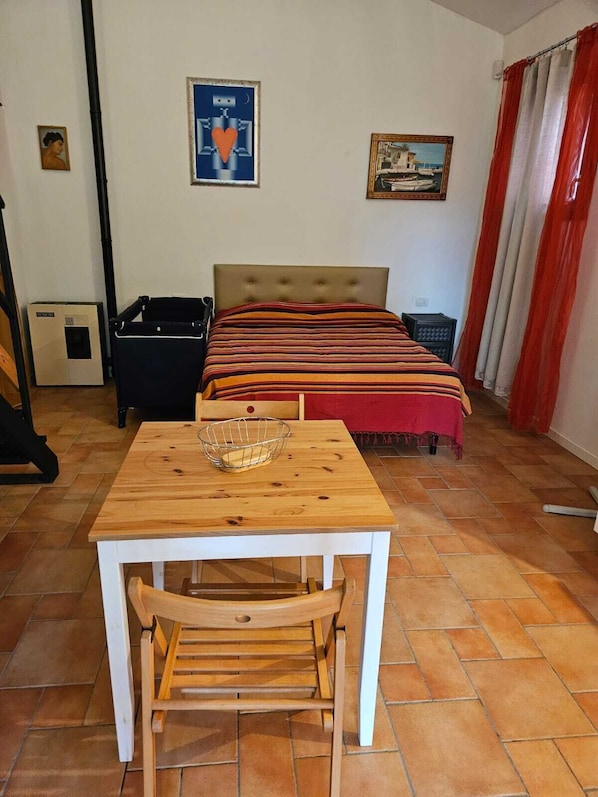 2 bedrooms, desk, free WiFi, bed sheets