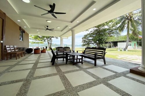 OYO Home 90319 Ambong Bay Resthouse Homes