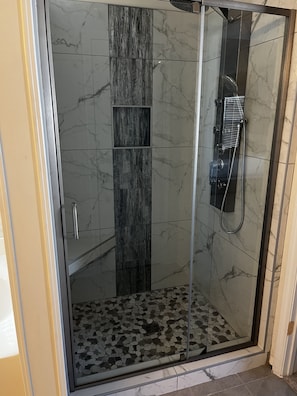Combined shower/tub, towels, toilet paper - New, Spacious and Modern 3 Bedroom (Columbia)
