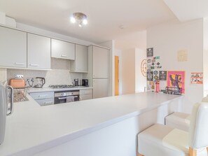 Microondas, utensilios de cocina y comedor 