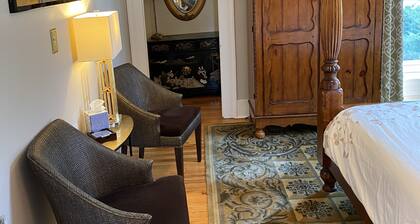 Peaceful Apartment In A Historic Home