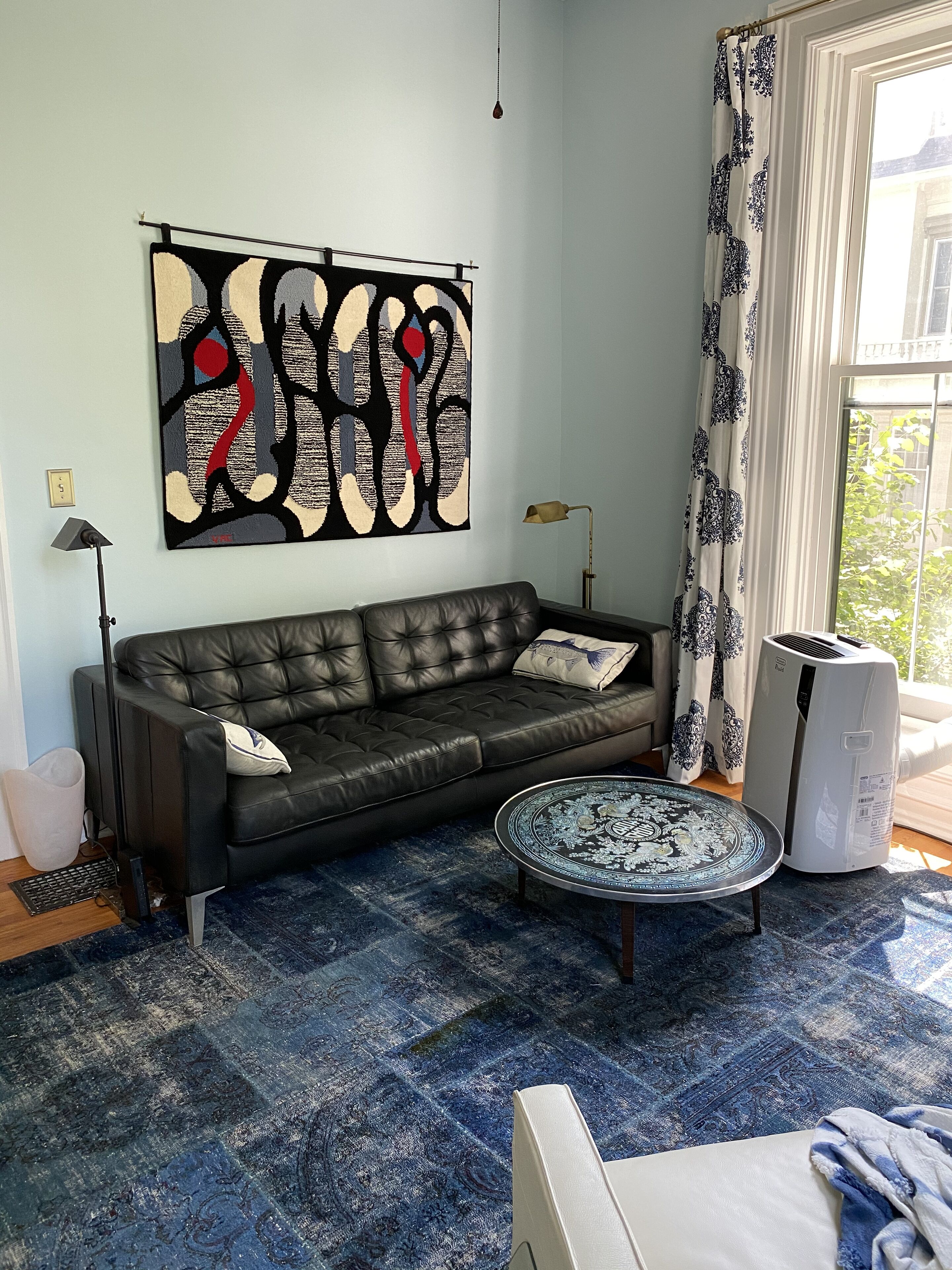 Smart-TV, bøker og kontorer