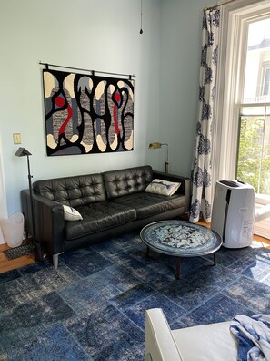 智能电视、书、办公室