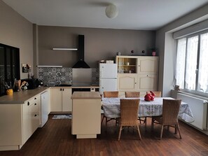 Réfrigérateur, micro-ondes, four, plaque de cuisson