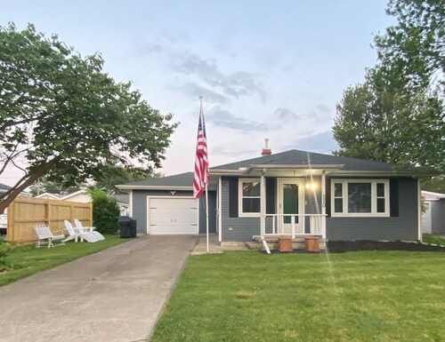 The Great Lake Escape 1 mile to downtown / Walk 2 Beach / Pool Pass Included !!