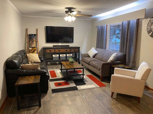 The Great Lake Escape 1 mile to downtown / Walk 2 Beach / Pool Pass Included !!